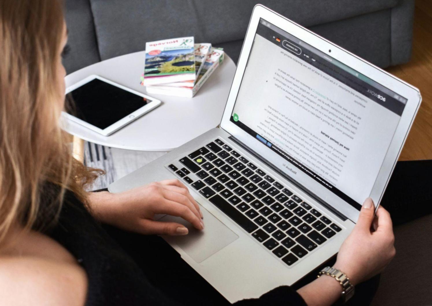 Persona che pratica meditazione camminata in un ambiente naturale sereno