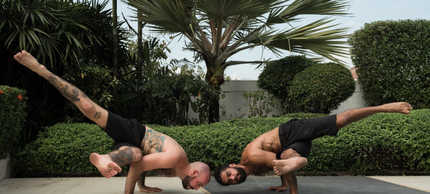 Pratica della meditazione camminata in un ambiente naturale sereno